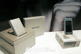 Illustration for article titled LG Prada Phone Now Comes in Silver with New, Matching UI